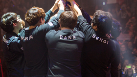 LPL春季赛常规赛白热化：RNG对阵EDG关键战引爆季后赛名额争夺，双败淘汰制下的全球总决赛积分布局